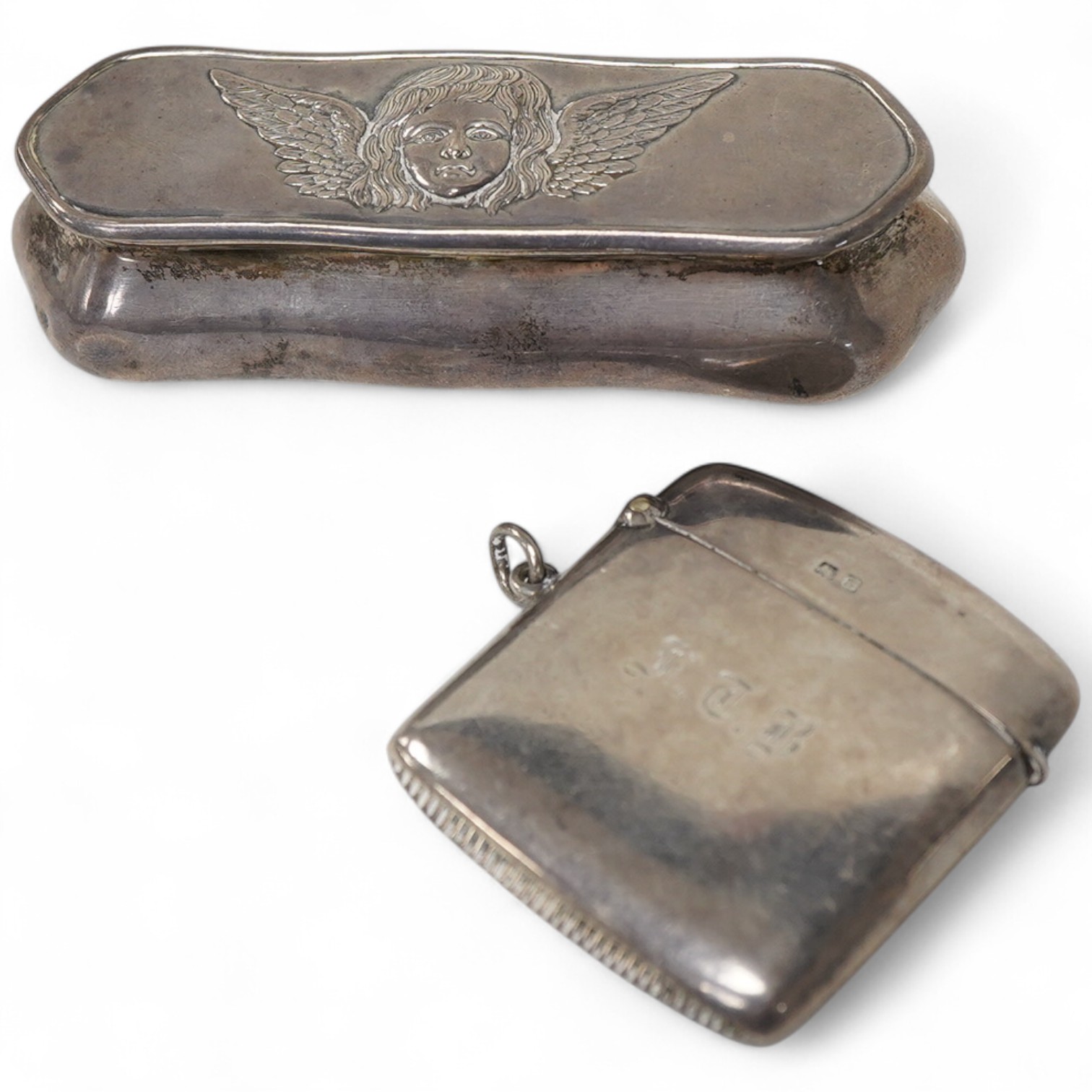 A George V silver vesta case, Birmingham, 1917 and an Edwardian small silver trinket box, Birmingham, 1902, 93mm.